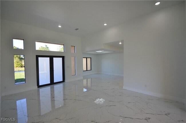 Building Photo - 1242 Hathor St E