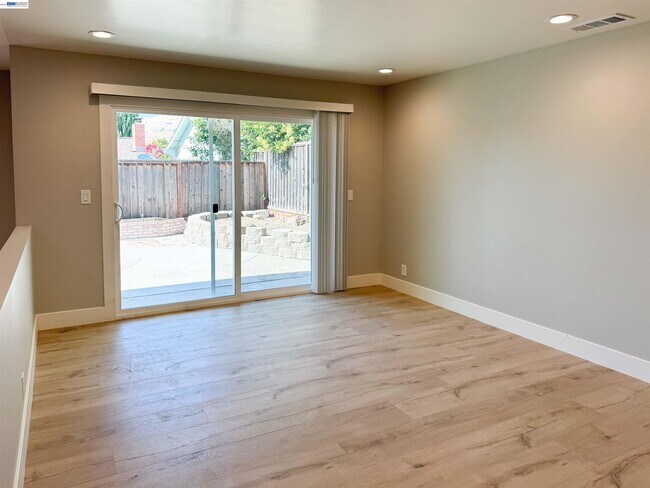 Building Photo - 2071 Seacliff Dr