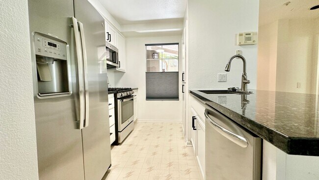 Building Photo - Bright + Spacious First-Floor Condo in Par...