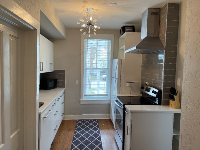 Building Photo - Stunning Duplex in Historic Old Town