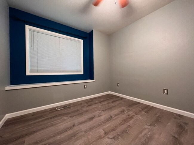 Building Photo - 1132 N Maple Creek Ave