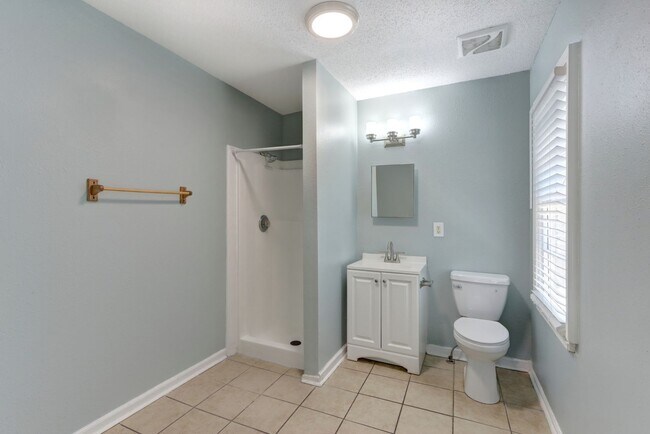 Building Photo - Four Bedroom - Two Bathroom - Single Famil...