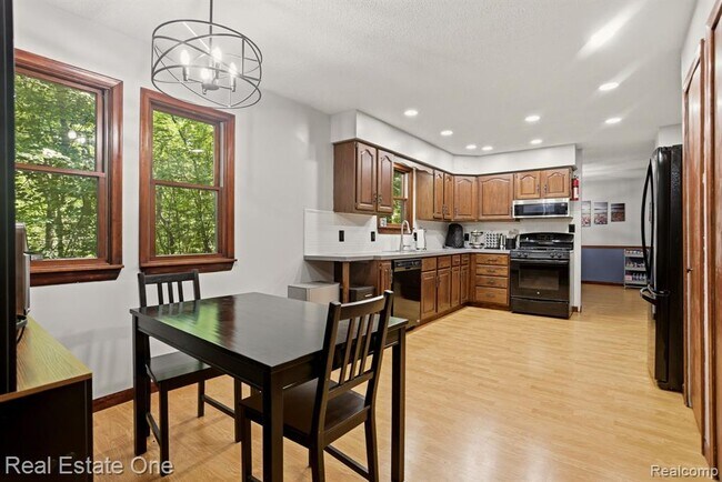 Building Photo - 6218 Sturgeon Creek Pkwy