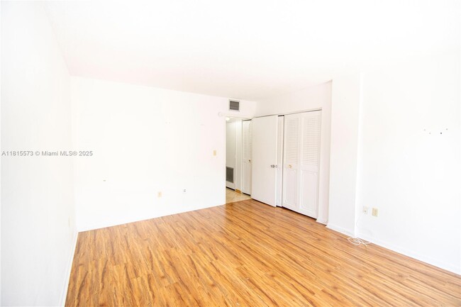 Building Photo - 130 S Shore Dr