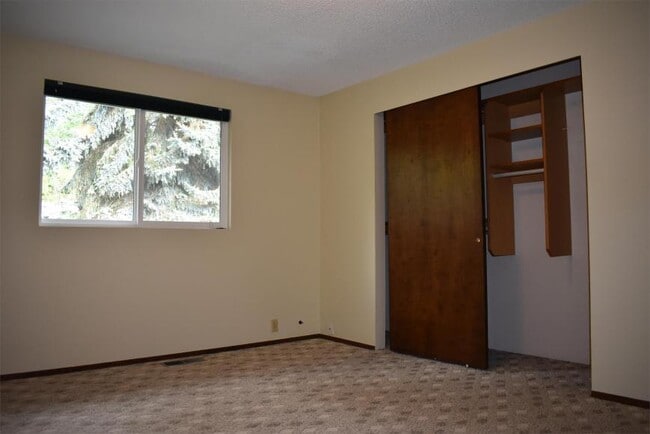 Building Photo - 3 bedroom in Bellevue WA 98006