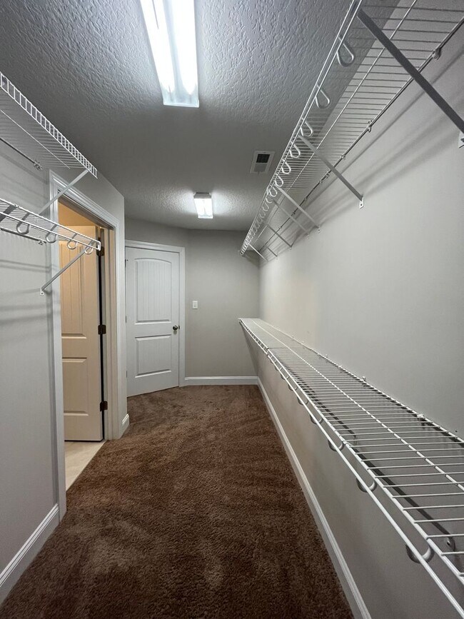 Building Photo - Welcome to Stateside!