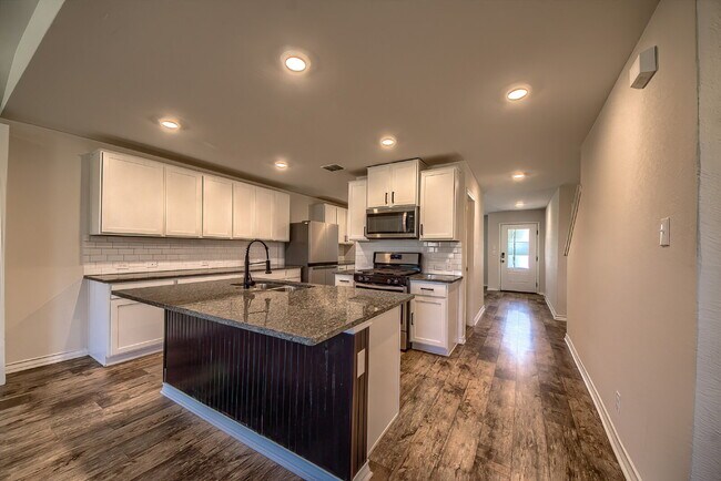 Building Photo - 5-BEDROOM HOME IN WESTPOINTE @ RIVERSTONE