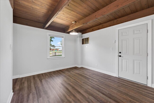 Building Photo - Pet Friendly Three Bedroom!