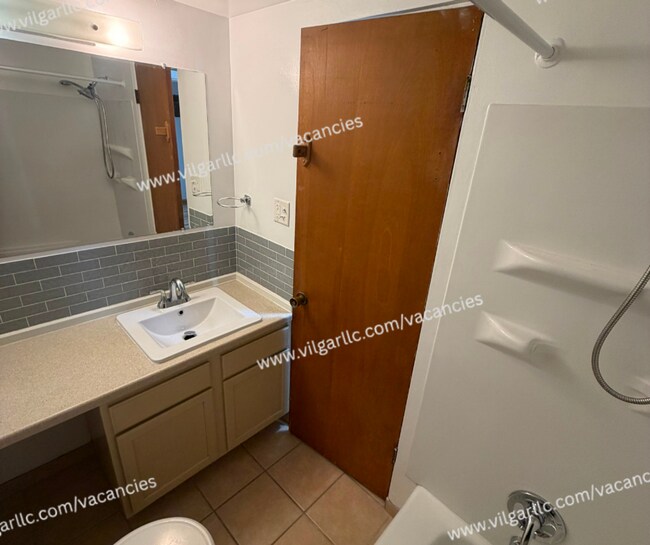 Building Photo - 8841 Schneider Ave