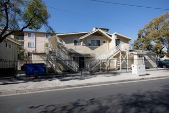 Building Photo - B29--2601-11 S Orchard/1238 W Adams