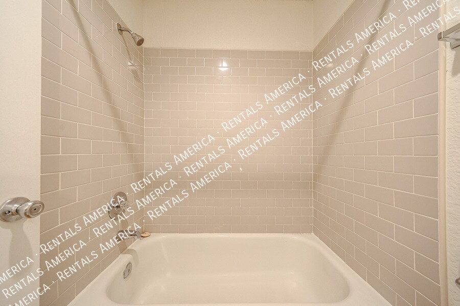 Building Photo - 2146 W Isabella Ave