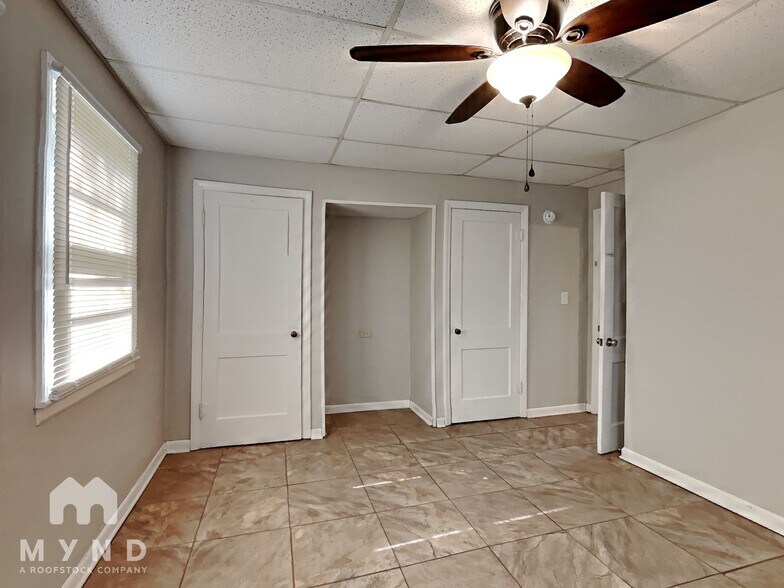 Building Photo - 1256 S Willow Ln Ave