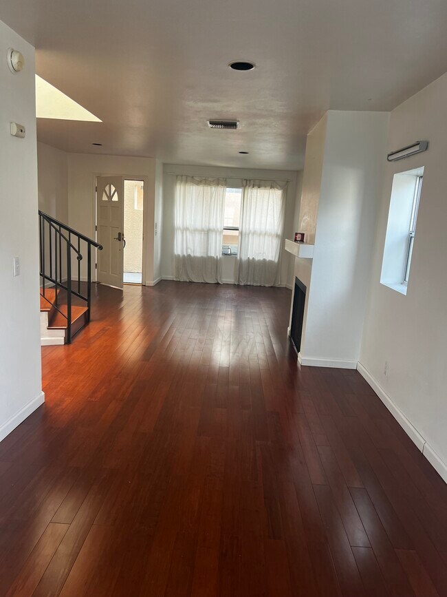 Living room - 640 Vernon Ave