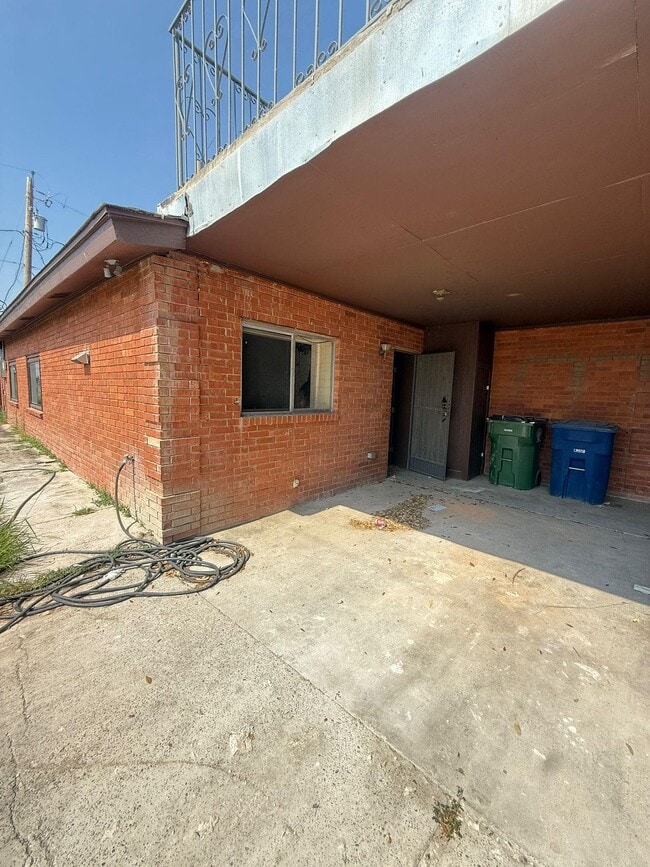 Building Photo - 419 W Travis St