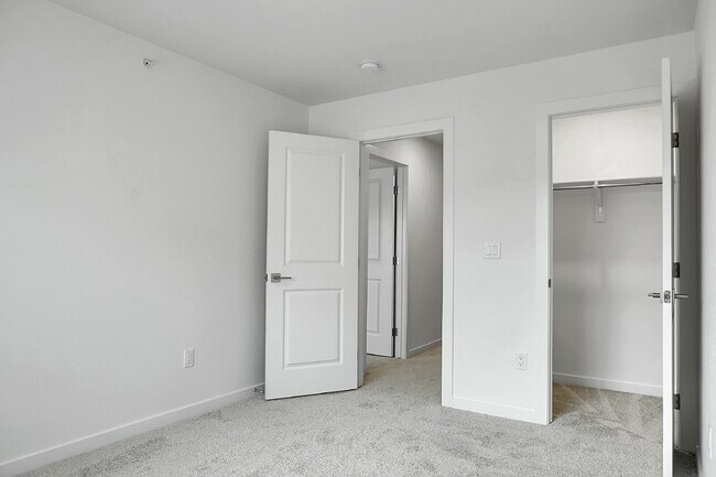 Building Photo - $2,350- 3 Bed 2.5 Bath Townhome in CO Springs with Central AC, and In Unit Laundry!