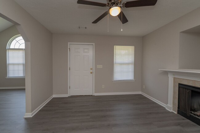 Building Photo - $1,395 - 3 bed/2 bath house for rent, fully renovated!