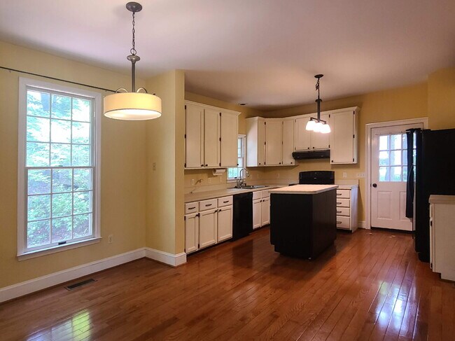Building Photo - 4 BR, 2.5 BA Colonial with Attached Garage