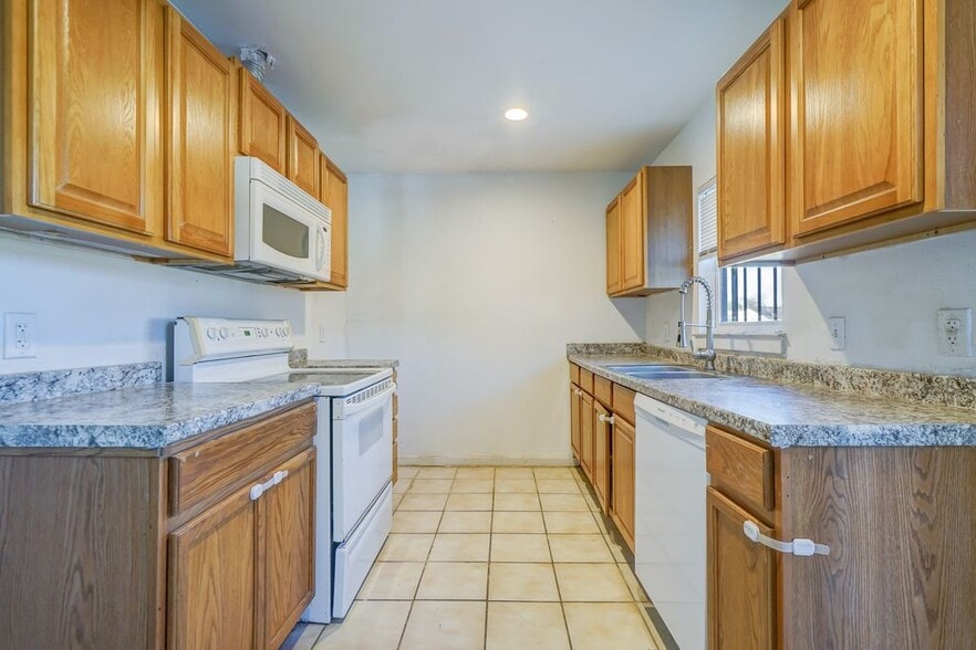 Building Photo - 1114 S San Marcos