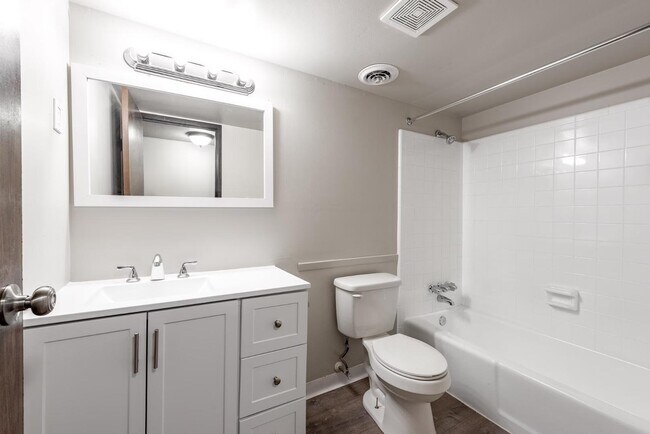 Building Photo - Everett Apartments - 3518-05