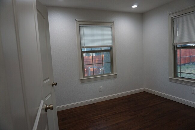 Building Photo - 1601 W Felix St