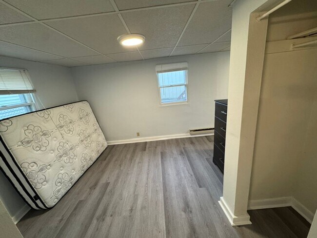 Building Photo - 27 Berwin St