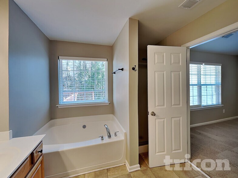 Building Photo - 2737 Trellis Oaks Dr SW