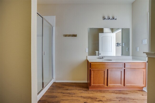 Building Photo - 301 Plum Dr