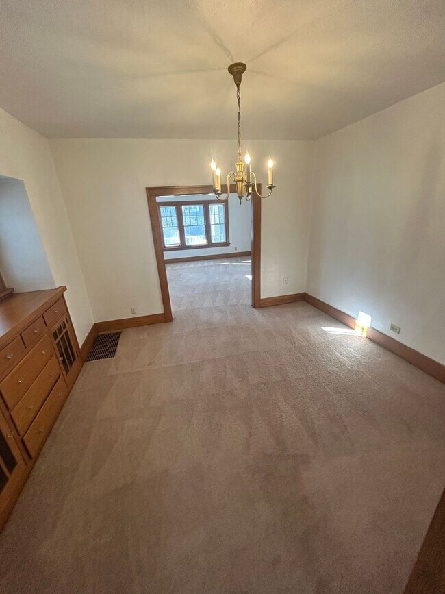 Building Photo - 1439 Vassar Dr