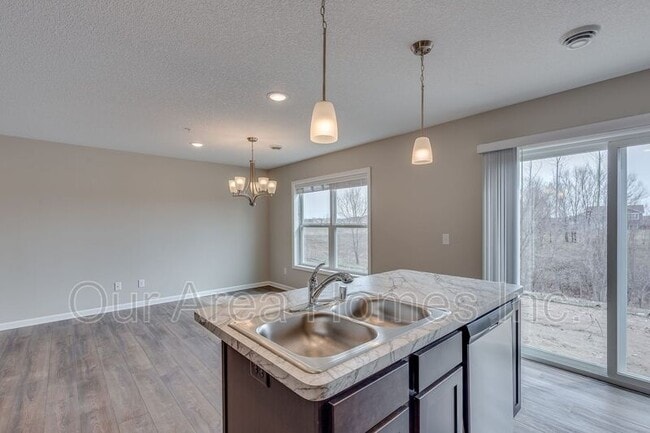 Building Photo - 591 William St