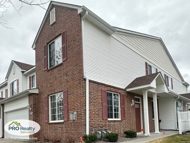 Building Photo - Recently Remodeled 3 Bedroom Townhome