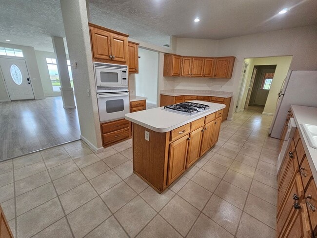 Building Photo - Spacious Home on 5 Acres For Rent!