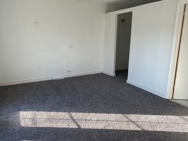 Building Photo - 3 Bedroom 2 Bath Home In Roseville