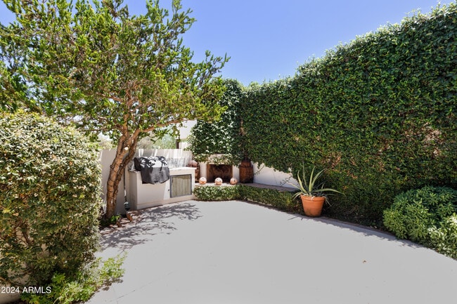 Building Photo - 5101 N Casa Blanca Dr