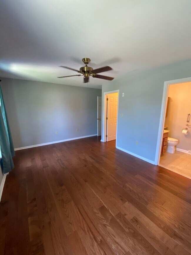 Building Photo - Beautiful 3 BR End Unit Townhouse in Summit Hills!