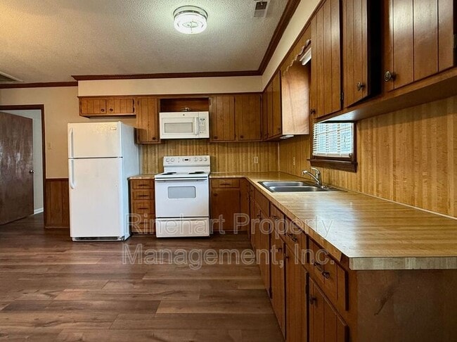 Building Photo - 1141 Eisenhower Rd