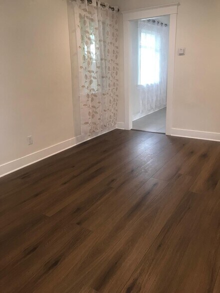 Building Photo - 833 Freeman Ave