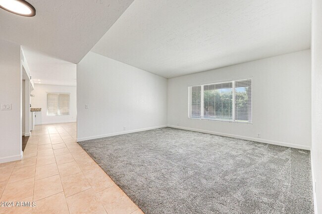 Building Photo - 5423 E Justine Rd