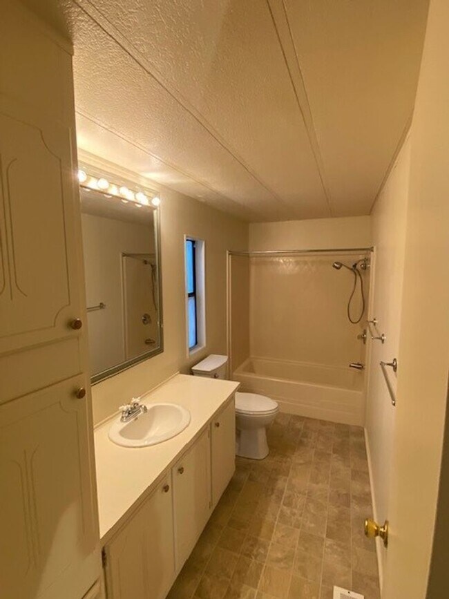 Building Photo - 3 Bedroom 2 Bathroom Manufactured home on ...