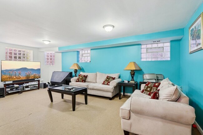 Building Photo - 3432 S Prairie Ave