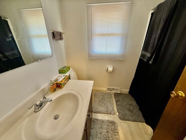 Building Photo - 902 Cedar River Dr NW