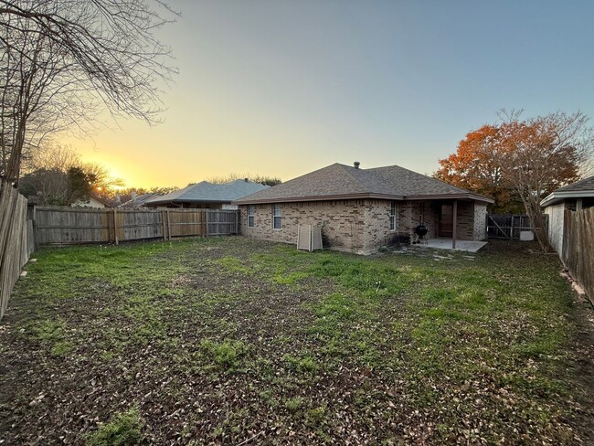 Building Photo - Adorable 3 bedroom, 2 bathroom home in a g...