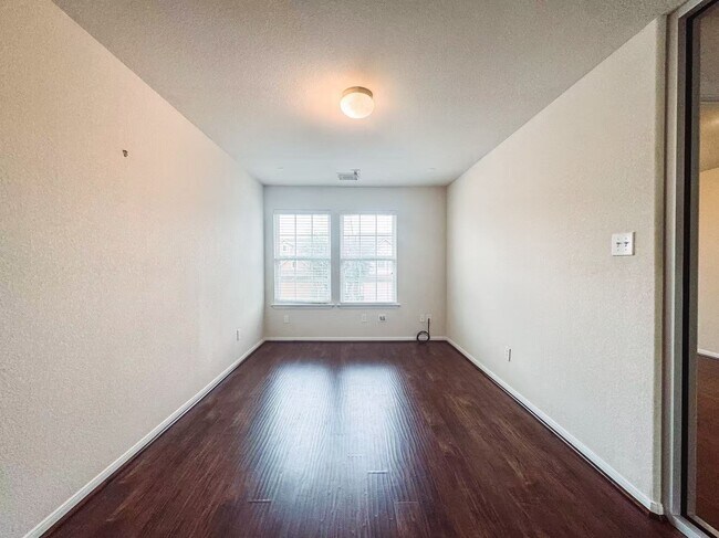 Building Photo - 3923 Calgary Cir