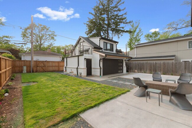 Building Photo - 1260 Cavell Ave