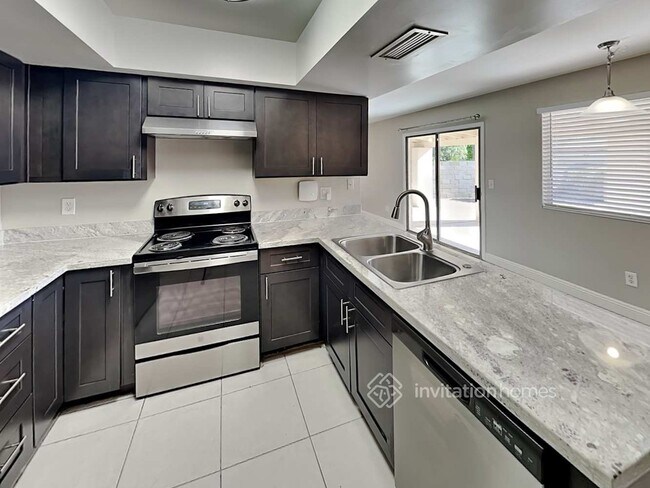 Building Photo - 1411 W Impala Ave