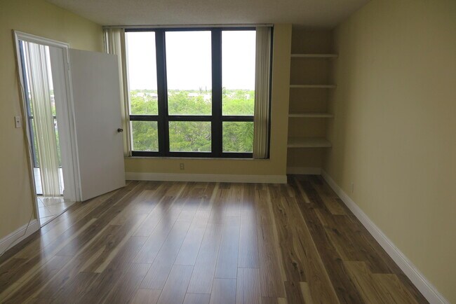 Building Photo - 5951 Wellesley Park Dr