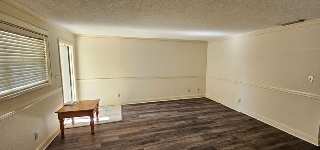 Building Photo - Riverfront Community with Resort Ammenities. 2/2 second Floor.