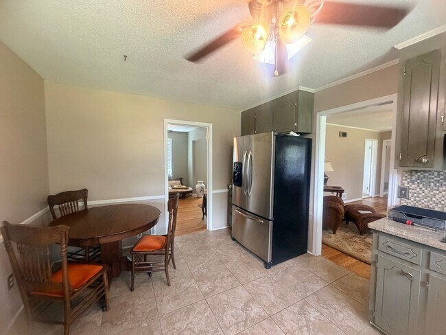 Building Photo - 839 Malibu Dr