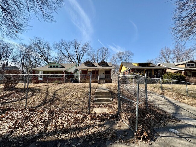 Building Photo - Spacious 2-Bedroom + Den Home with Ample Parking & Backyard!