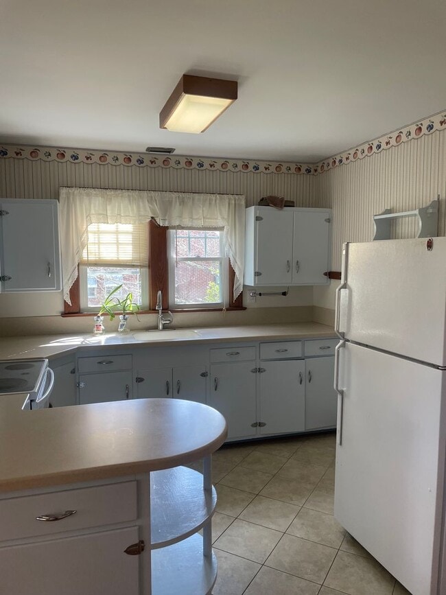 Building Photo - Roommate Needed for 4 BR 1 BATH home