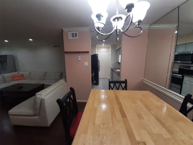 Building Photo - 9700 Leawood Blvd